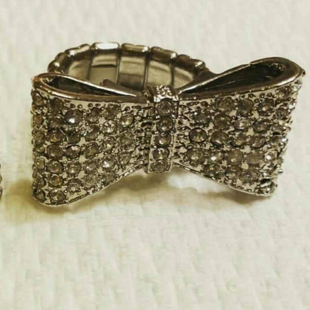 Rhinestoned Silver Tone Bow Stretchy Ring